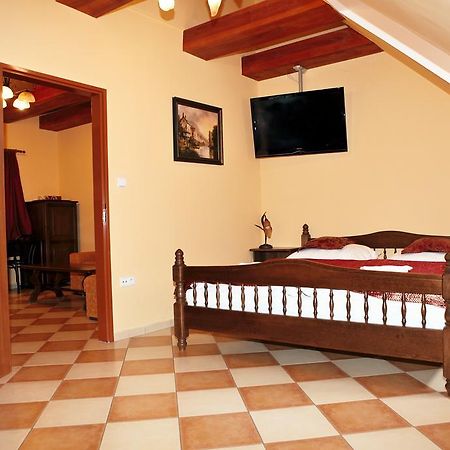 Hotel Pelikán Třeboň Esterno foto