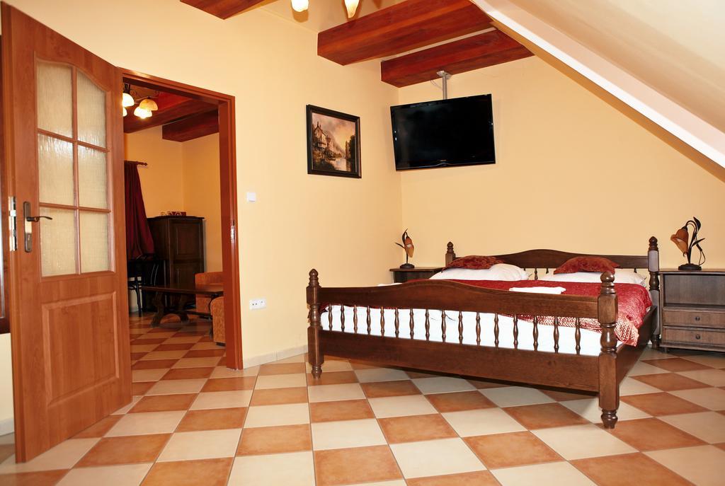 Hotel Pelikán Třeboň Esterno foto